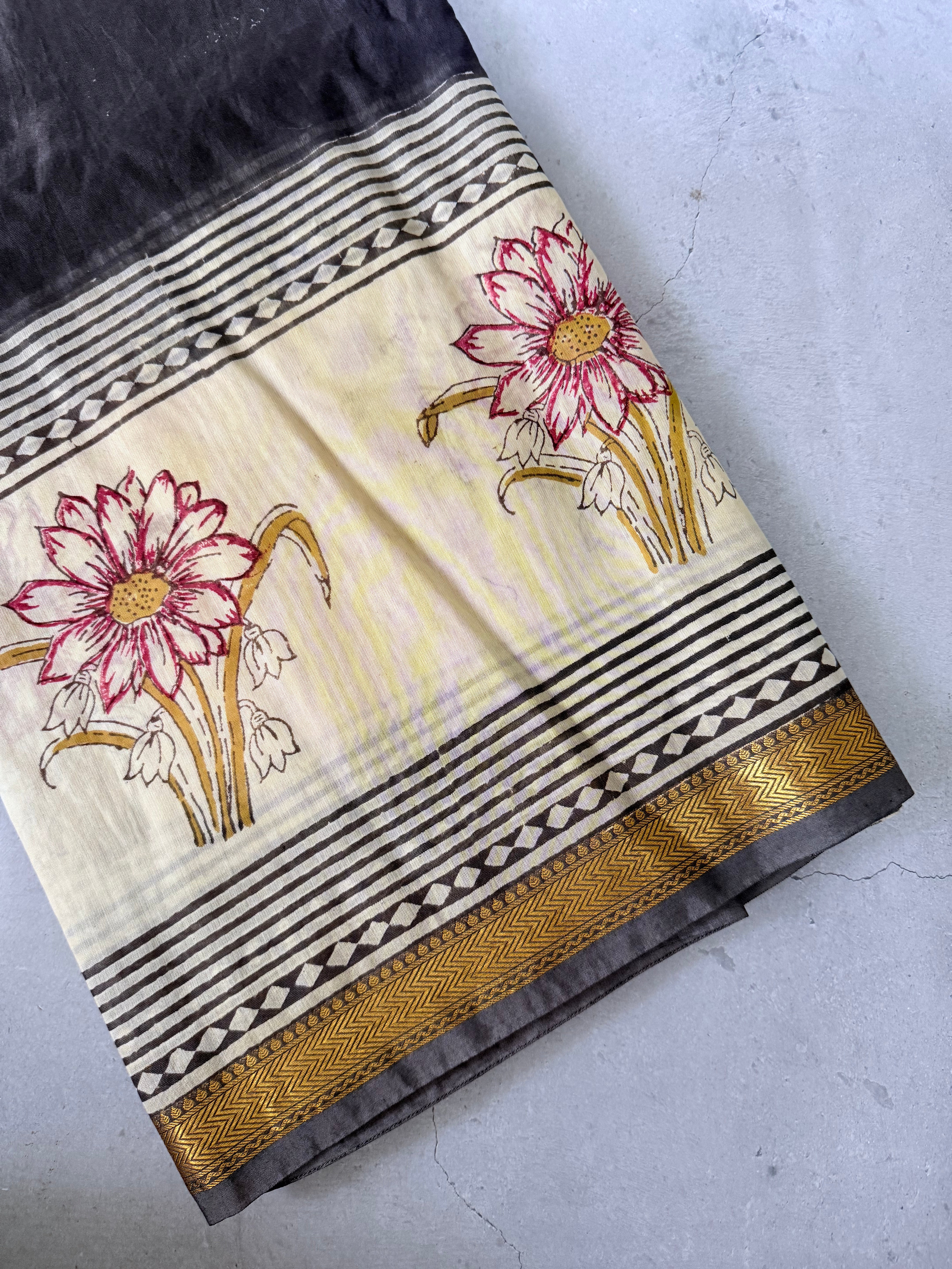 Aahana | Grey and Off White Block Printed Maheshwari Saree