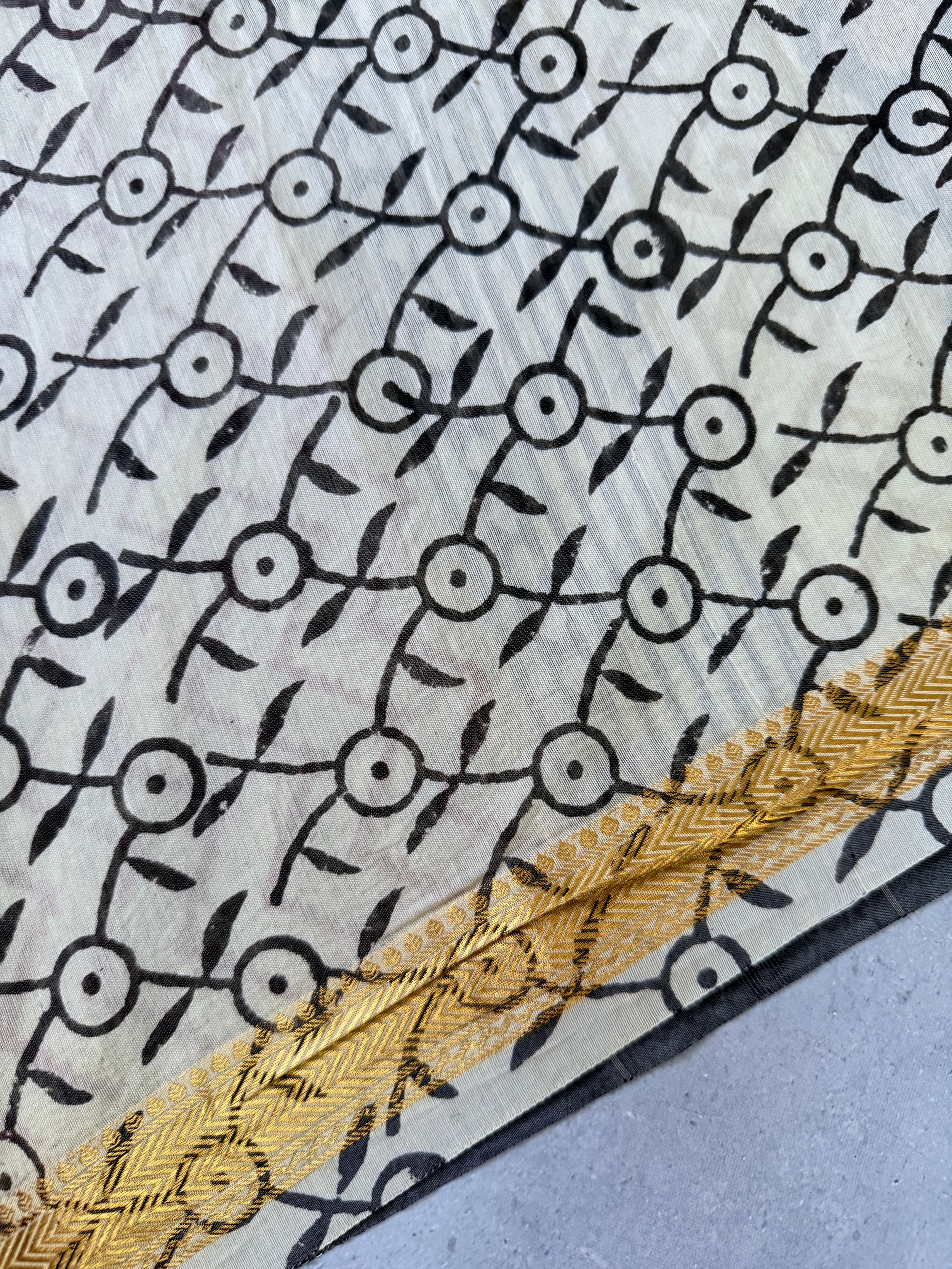 Aahana | Grey and Off White Block Printed Maheshwari Saree
