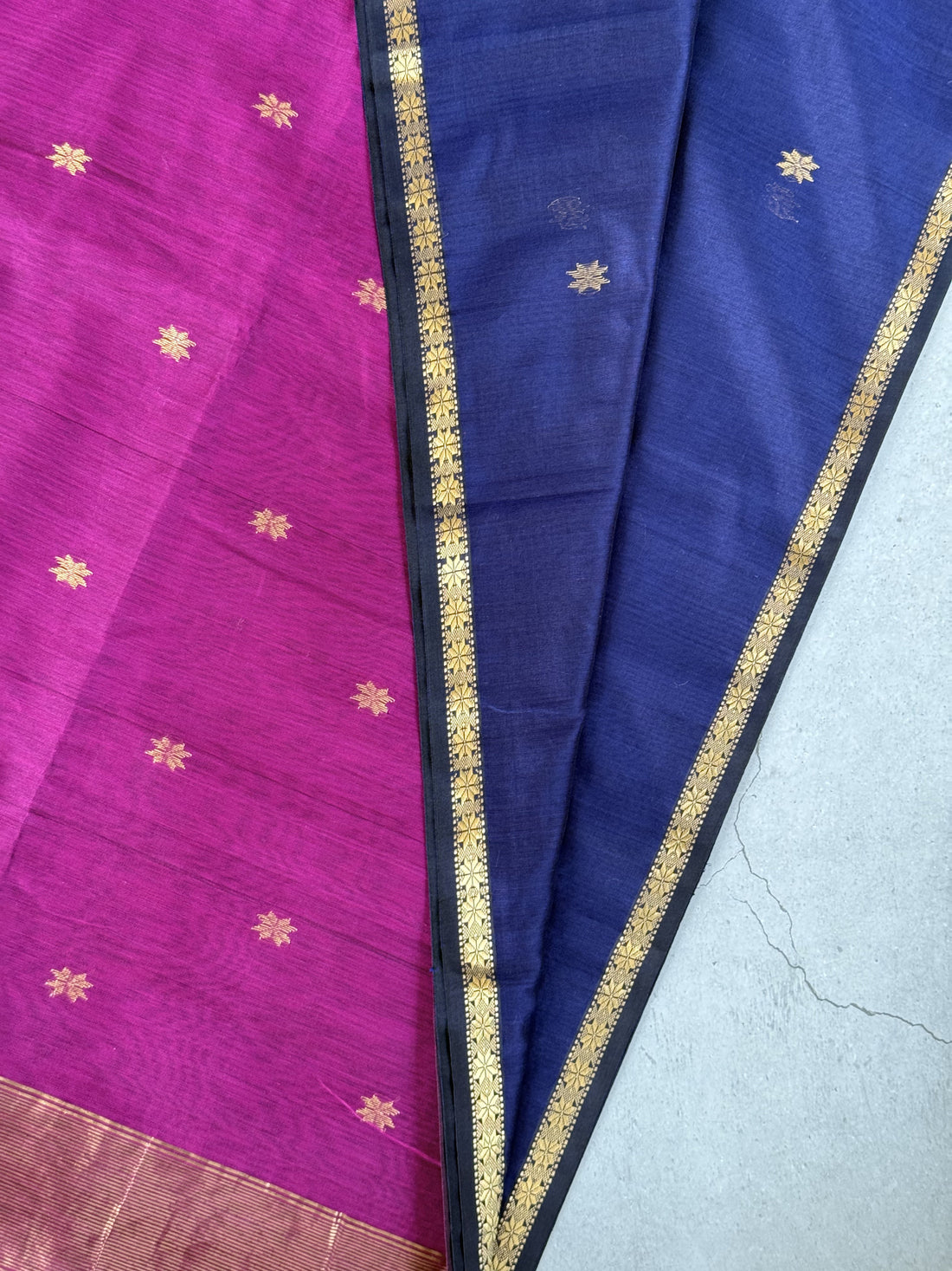 Laasya| Blue and Magenta Maheshwari Silk Cotton Saree